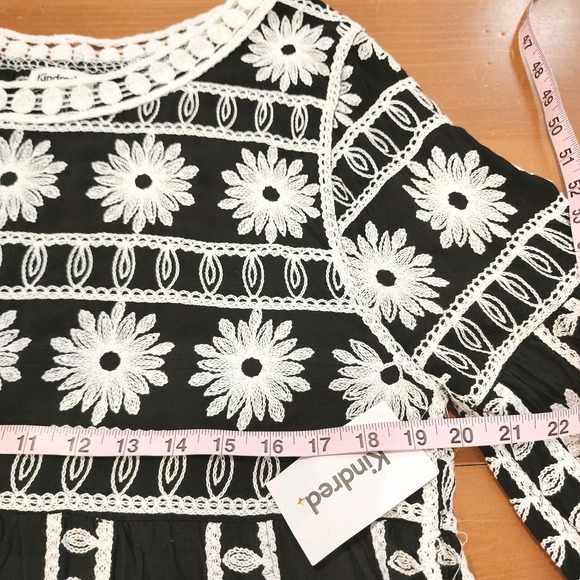 Kindred Top Womens XL Black White Daisy Scallop Bell Sleeve Boxy Flowy Boho NEW - Picture 6 of 9